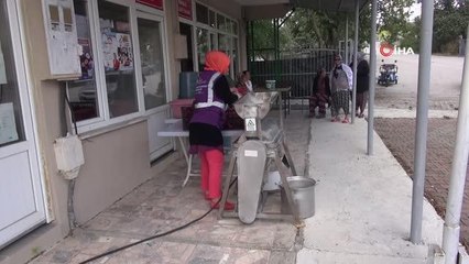 Kapı kapı dolaşıp, her gün farklı köyde ücretsiz salça çekiyorlar