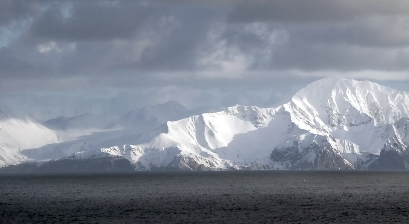 Zwei Russen auf lebensgefährlicher Flucht mit Mini-Boot nach Alaska!