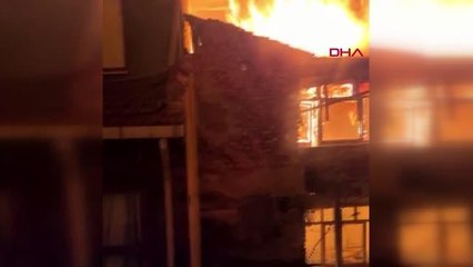 FATİH'TE 4 KATLI METRUK BİNA ALEV ALEV YANDI