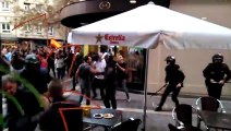 La policia espanyola carrega contra els ultres violents del 9 d'octubre del 2017