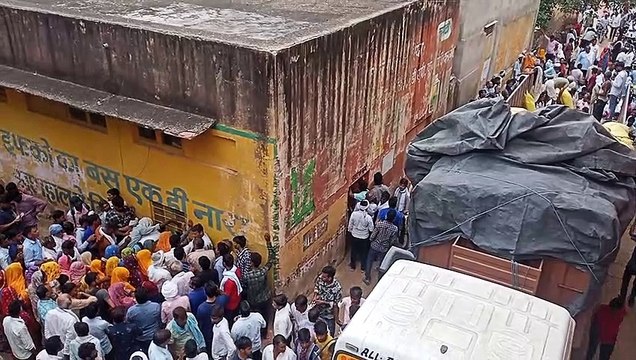 दौसा. डीएपी खाद को लेकर मारामारी, पुलिस जाप्ते की मौजूदगी में वितरण