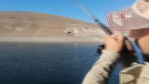 Balıkçı, yarım saatlik mücadelenin ardından dev turna balığını böyle yakaladı