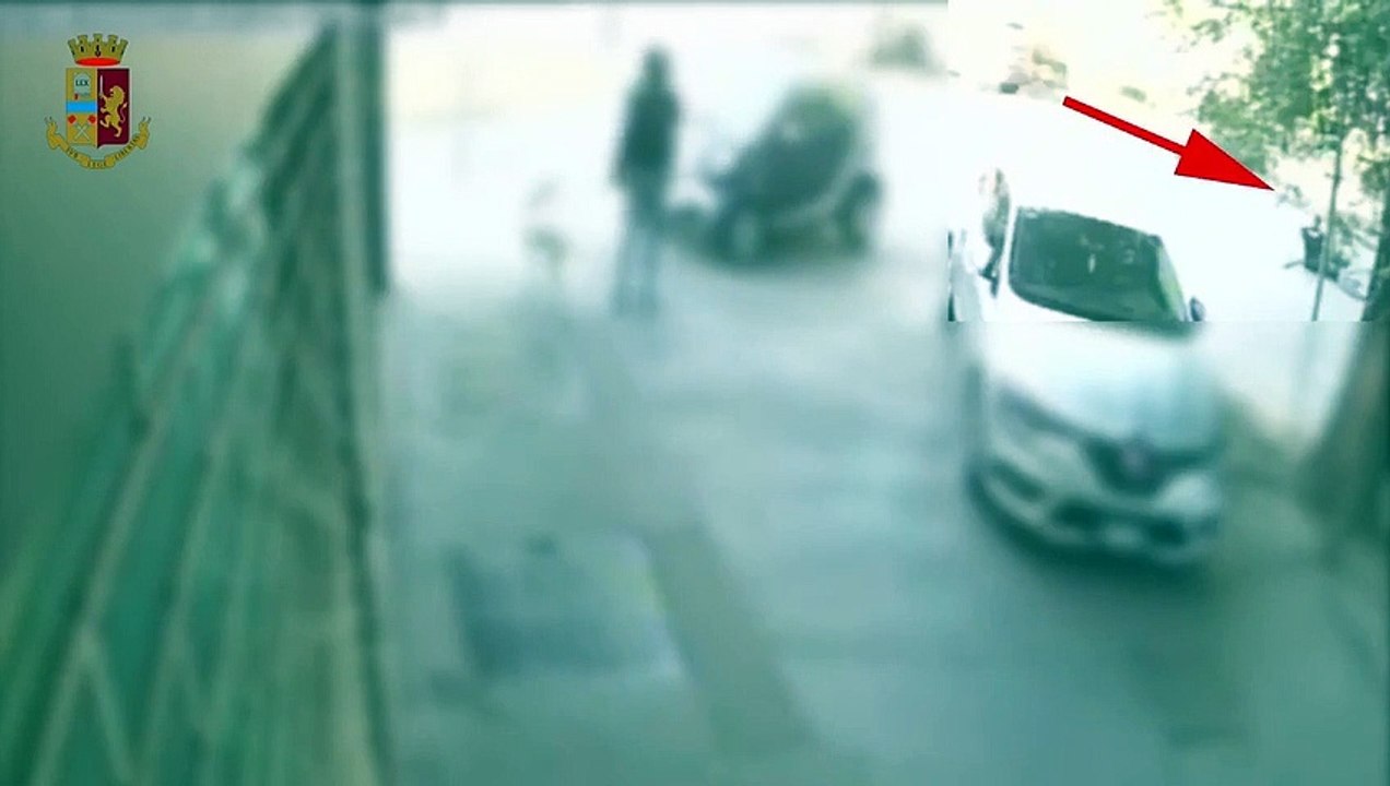 Milano, investe con l'auto il poliziotto in bicicletta che gli chiede i documenti: denunciato