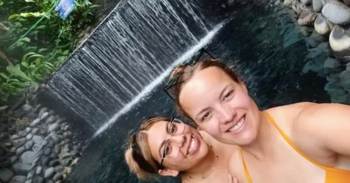 Elles s'aperçoivent qu'elles fréquentent le même homme, le « larguent » pour de bon et partent en vacances ensemble