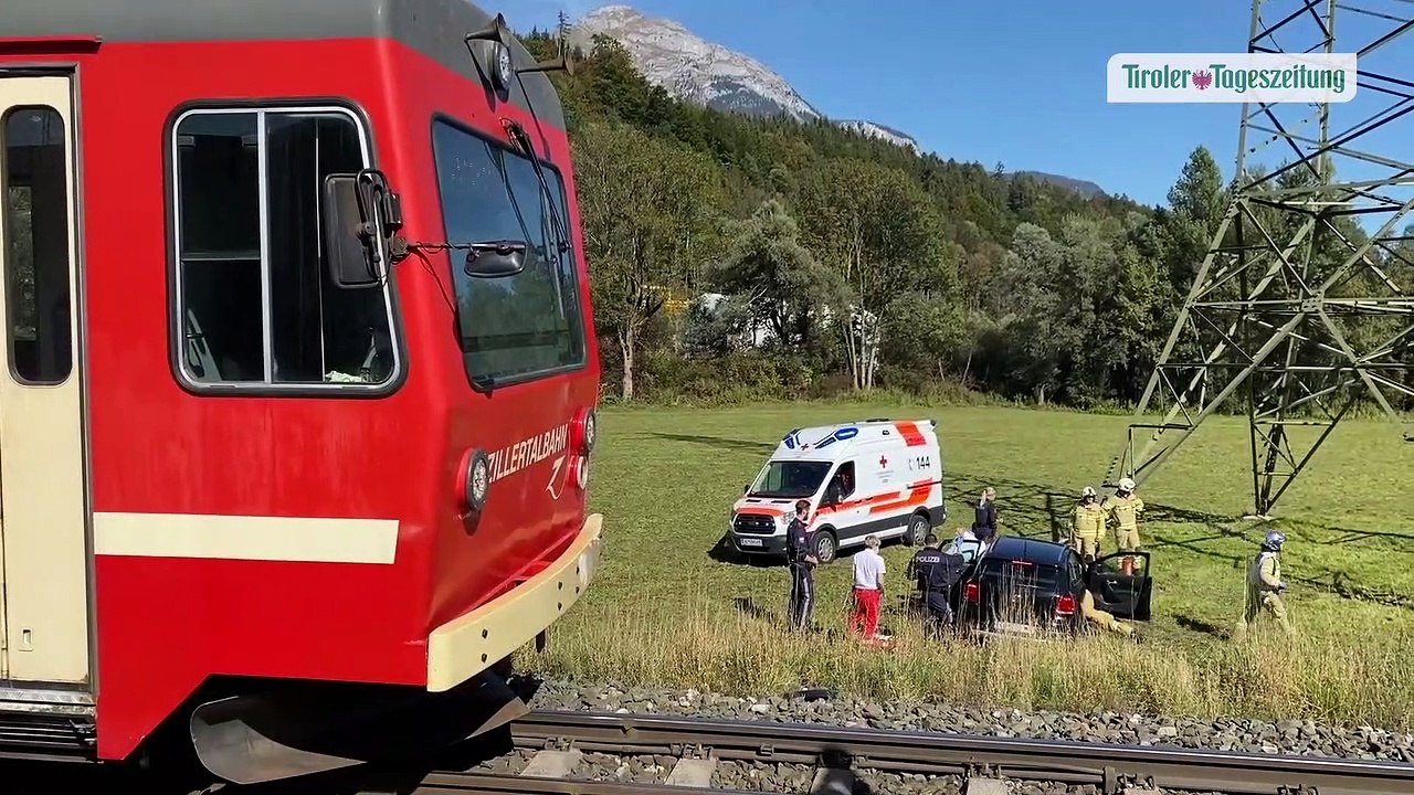 Auto in Wiesing von Zug erfasst: 77-Jährige in Fahrzeug eingeklemmt