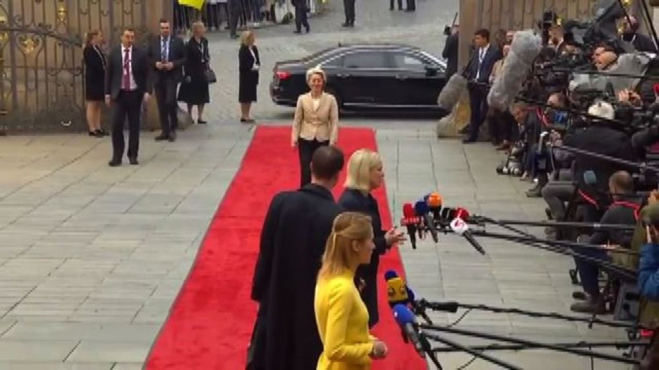 Von der Leyen: pronti a discutere price cap ma non si decide oggi