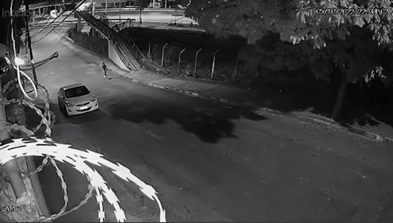 Câmeras de segurança mostram momento em que homem ataca mulher