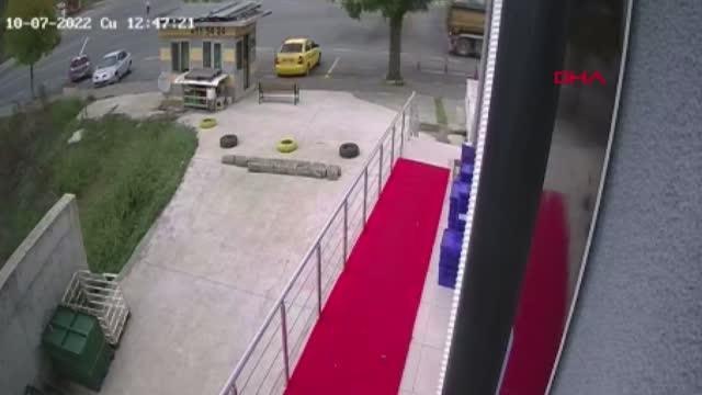 FRENİ BOŞALAN KAMYON TAKSİ DURAĞINI YIKTI