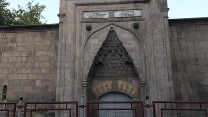 590 yıllık medreseyi kiraya çıkarttı! Kiracıda aradığı tek bir özellik var