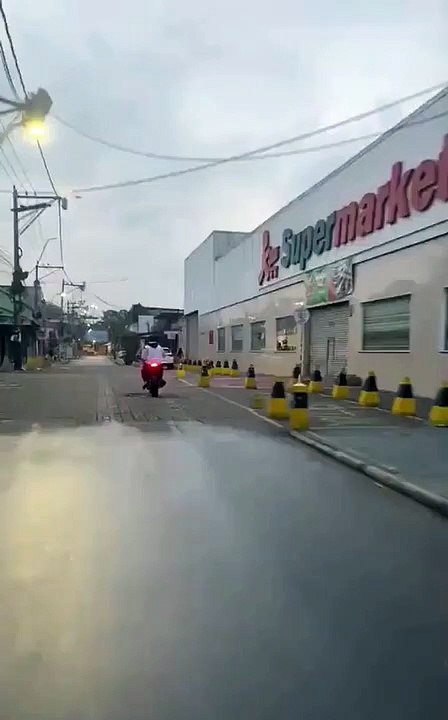 Il veut faire rire son pote avec une grosse roue arrière à moto et il a réussi