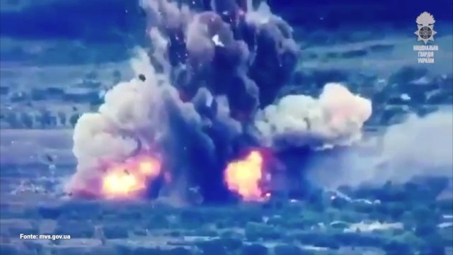 I militari ucraini fanno esplodere un deposito russo di munizioni