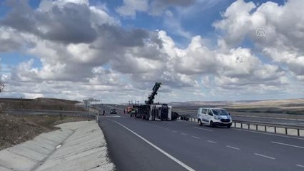 Çatalca'da devrilen tırın şoförü yaralandı