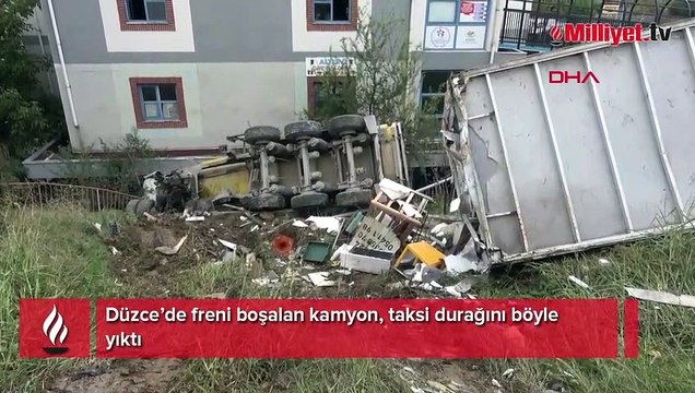 Freni boşalan kamyon taksi durağını yıktı