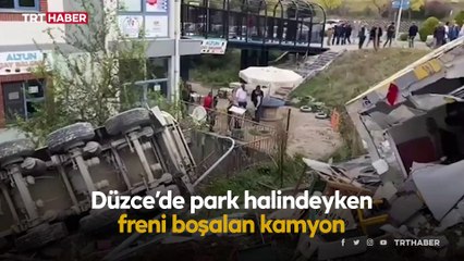 Düzce'de park halinde freni boşalan kamyon taksi durağını yıktı
