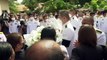 Rosas brancas e luto após massacre em creche tailandesa