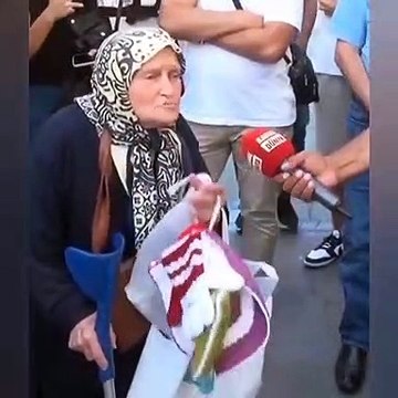 El örgüsü satarak geçinmeye çalışan yaşlı kadın: 'İntihar etmeyi düşündüm. Hasta oğlum var o gözümün önüne geldi'