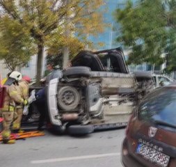 ARNAVUTKÖY'DE DİREKSİYON HAKİMİYETİNİ KAYBEDEN SÜRÜCÜ PARK HALİNDEKİ ARAÇLARA ÇARPTI
