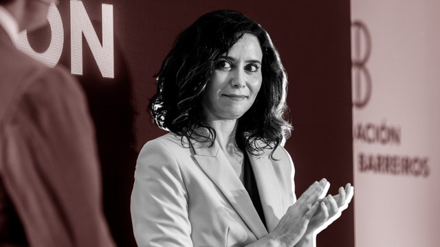 Ayuso utiliza un acto privado de homenaje a dos deportistas fallecidos para atacar a Sánchez