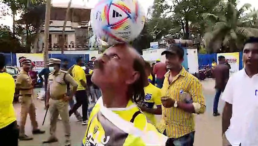 ISL 2022-23: Kerala Blasters fan's balancing act with World Cup 2022 official ball will stun you