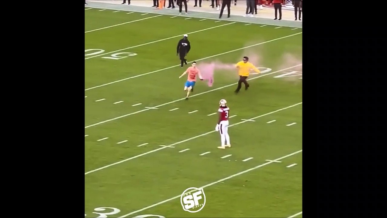 Un joueur de foot US calme un activiste qui vient perturber son match