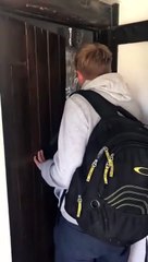 Il découvre son appartement recouvert d'aluminium... Blague géniale