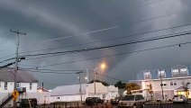 Ces pompiers admirent l'orage... Mais la foudre va tomber très près