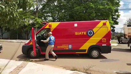 Télécharger la video: Jovens ficam feridos após colisão entre motos no Santa Felicidade