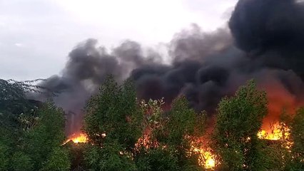 पुराने टायरों की फैक्ट्री में भीषण आग