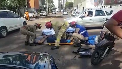 Motociclista fica ferido após acidente de trânsito na Rua Pernambuco, no Centro