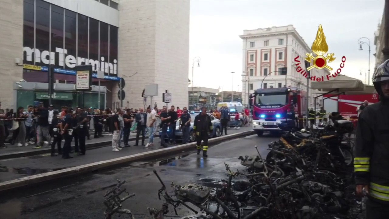 Roma, Incendio di motorini fuori dalla Stazione Termini, nessun ferito