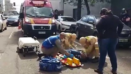 Mais uma colisão de trânsito deixa motociclista ferido no Centro