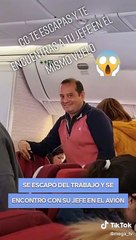 Se escapó de su trabajo para ir a viajar y se encontró con su jefe en el avión