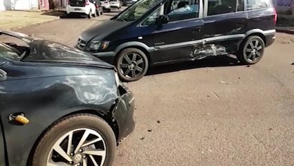 Veículos ficaram bastante danificados após acidente de trânsito no Centro