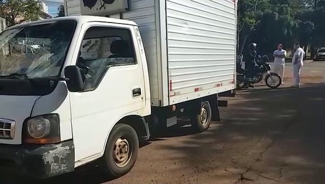 Motociclista fica ferido ao se envolver em acidente com um caminhão no Bairro Country
