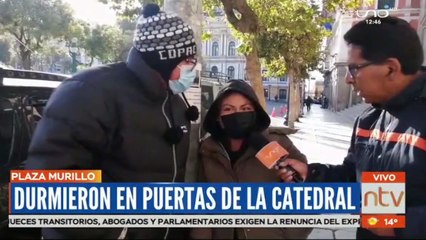 Varias parejas duermen en puertas de la Catedral para poder reservar una fecha para casarse en La Paz