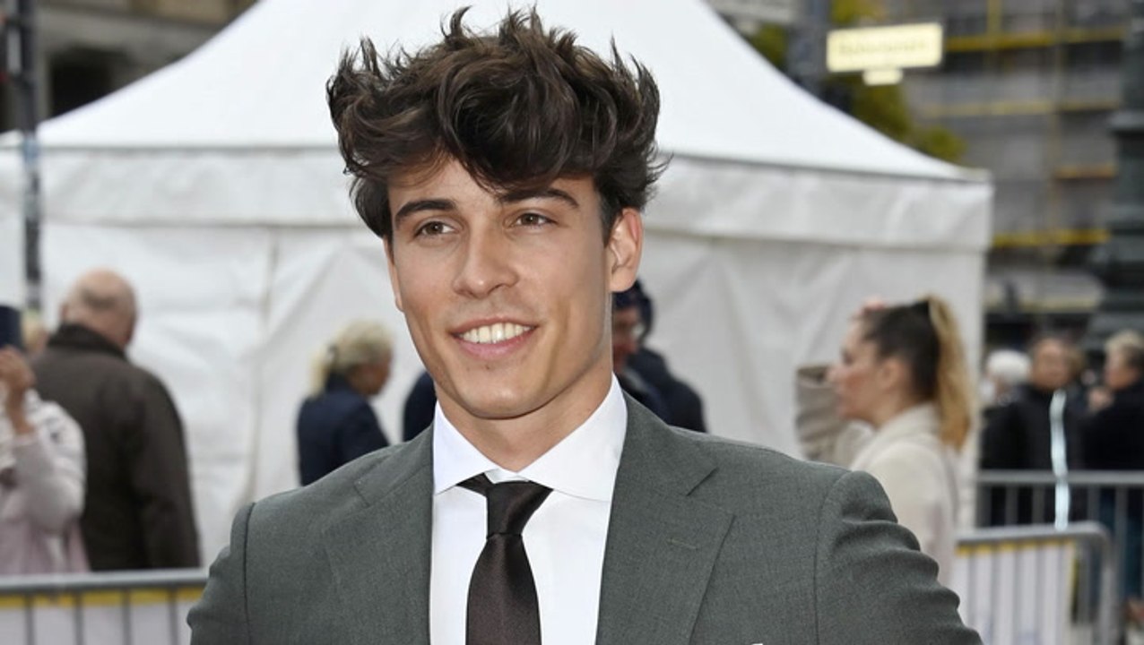 Elevator-boy tim: das ist seine freundin!