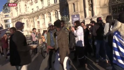 Paris : des migrants envahissent l’Hôtel de ville