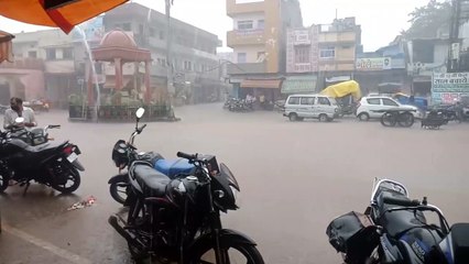 कभी झमाझम तो कभी हुई रिमझिम बारिश