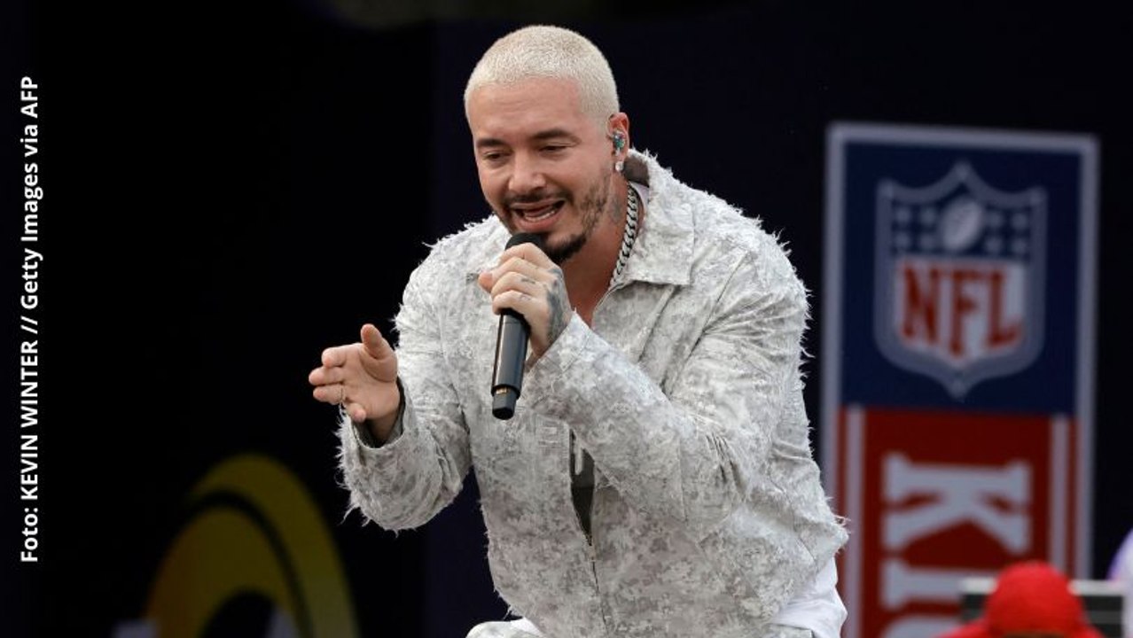 Así reaccionó J Balvin cuando le pasaron una gorra de Residente en concierto
