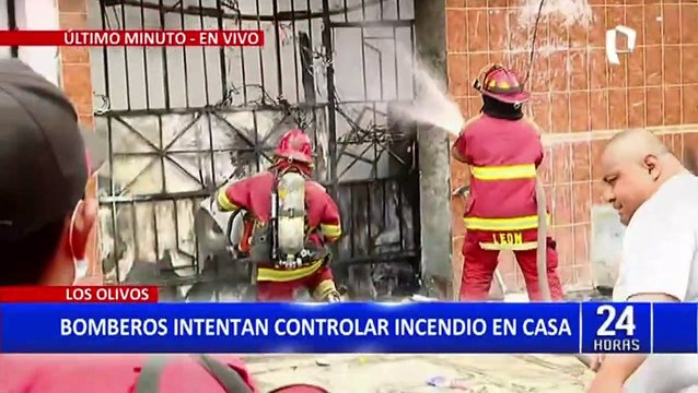 Los Olivos: bomberos luchan por apagar incendio en vivienda que amenaza con extenderse