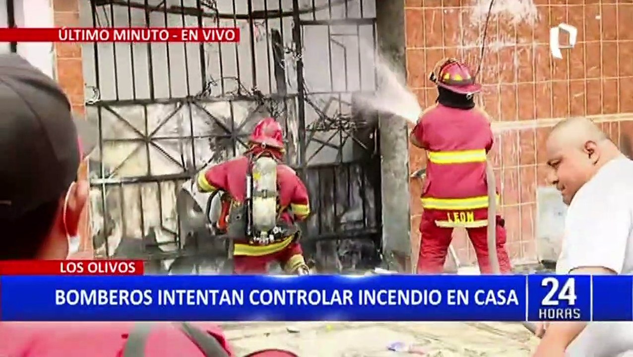 Los Olivos: bomberos luchan por apagar incendio en vivienda que amenaza con extenderse