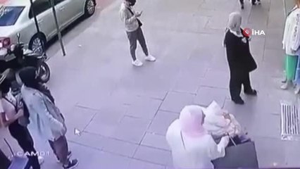 Yüzü maskeli 2 hırsız, tekerlekli sandalyeli kadının çantasını böyle çaldı