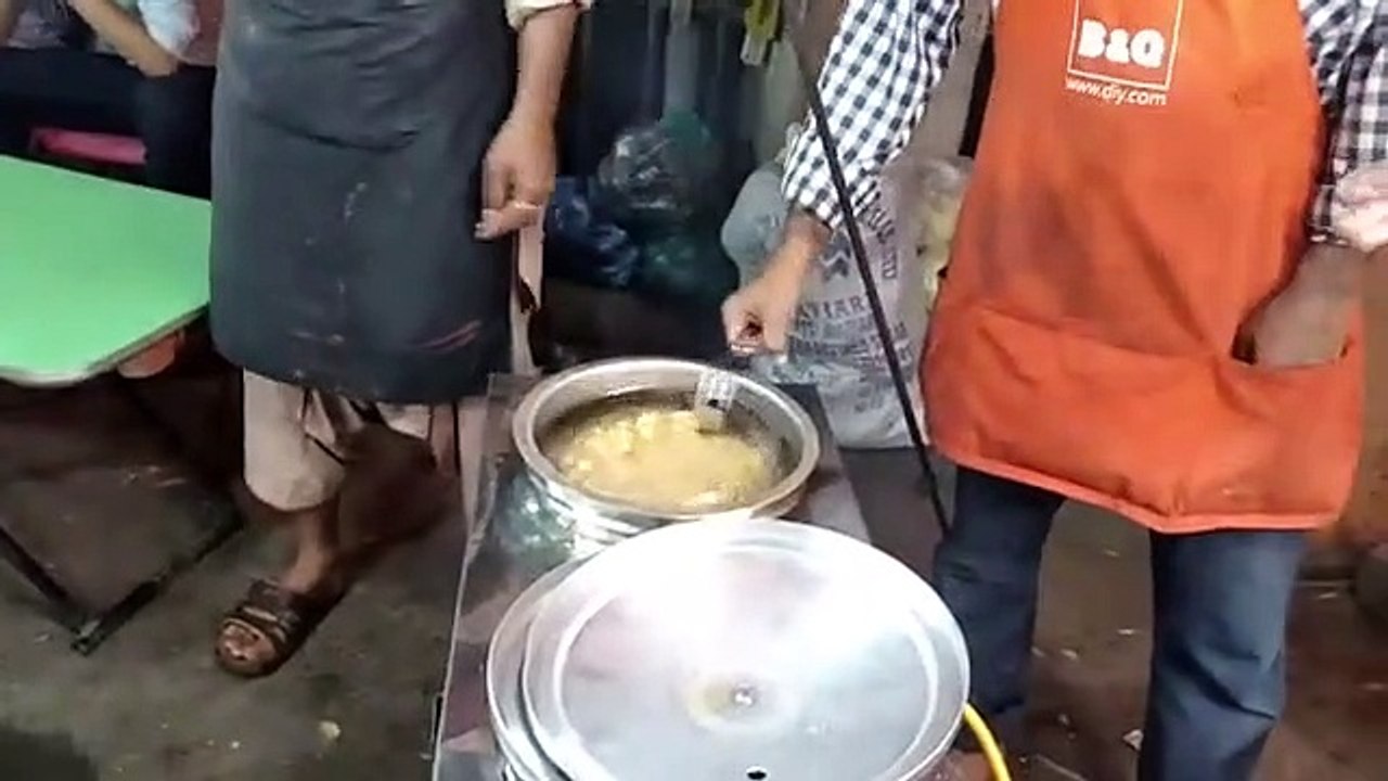 Spring_Potatoes_and_Potato_Balls_|_Food_Street_of_Karachi_Pakistan(360p)