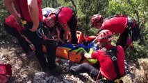 Yamaç paraşütü yapan Rus turist, kayalıklara düşüp öldü