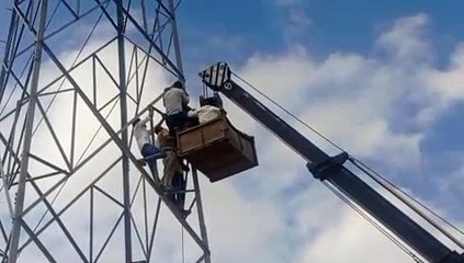 Télécharger la video: Father on tower : पुत्री के प्रेम विवाह से आहत पिता हाईटेंशन टॉवर पर चढ़ा