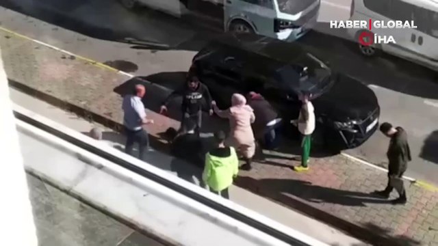 Tekme ve yumruklar havada uçuştu! Pendik'te minibüs şoförü ile yolcu arasındaki kavga kamerada