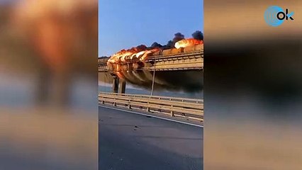 Arde el puente que conecta Rusia con Crimea tras explotar un tanque de combustible