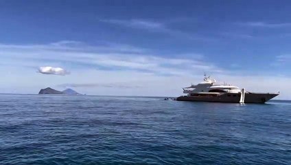 Nelle Eolie la lunga estate continua, sfilata di turisti e anche vip