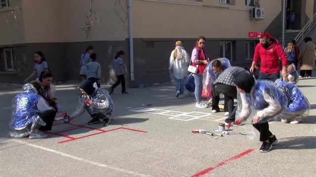 GÖNÜLLÜ ÜNİVERSİTE ÖĞRENCİLERİ KÖY OKULUNU BOYADI