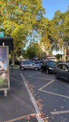 Une file d'attente devant une station à Rueil Malmaison (Hauts-de-Seine)